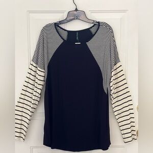 Women’s black and off-white tunic top. Size 3X. New with tags.